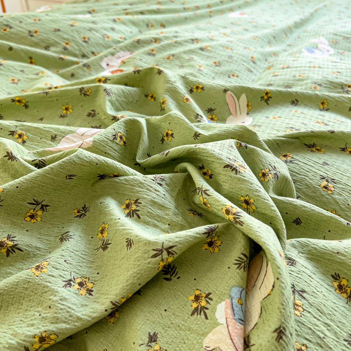 91家纺网 家纺一手货源 找家纺 找底底家纺 2026新款泡泡棉小清新双层纱床裙款四件套 青橘兔