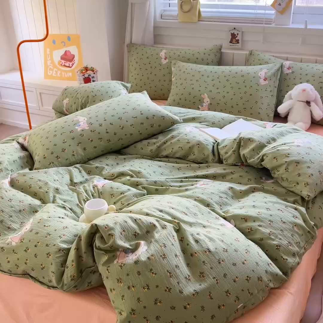 91家纺网 家纺一手货源 找家纺 找底底家纺 2026新款泡泡棉小清新双层纱床裙款四件套 青橘兔