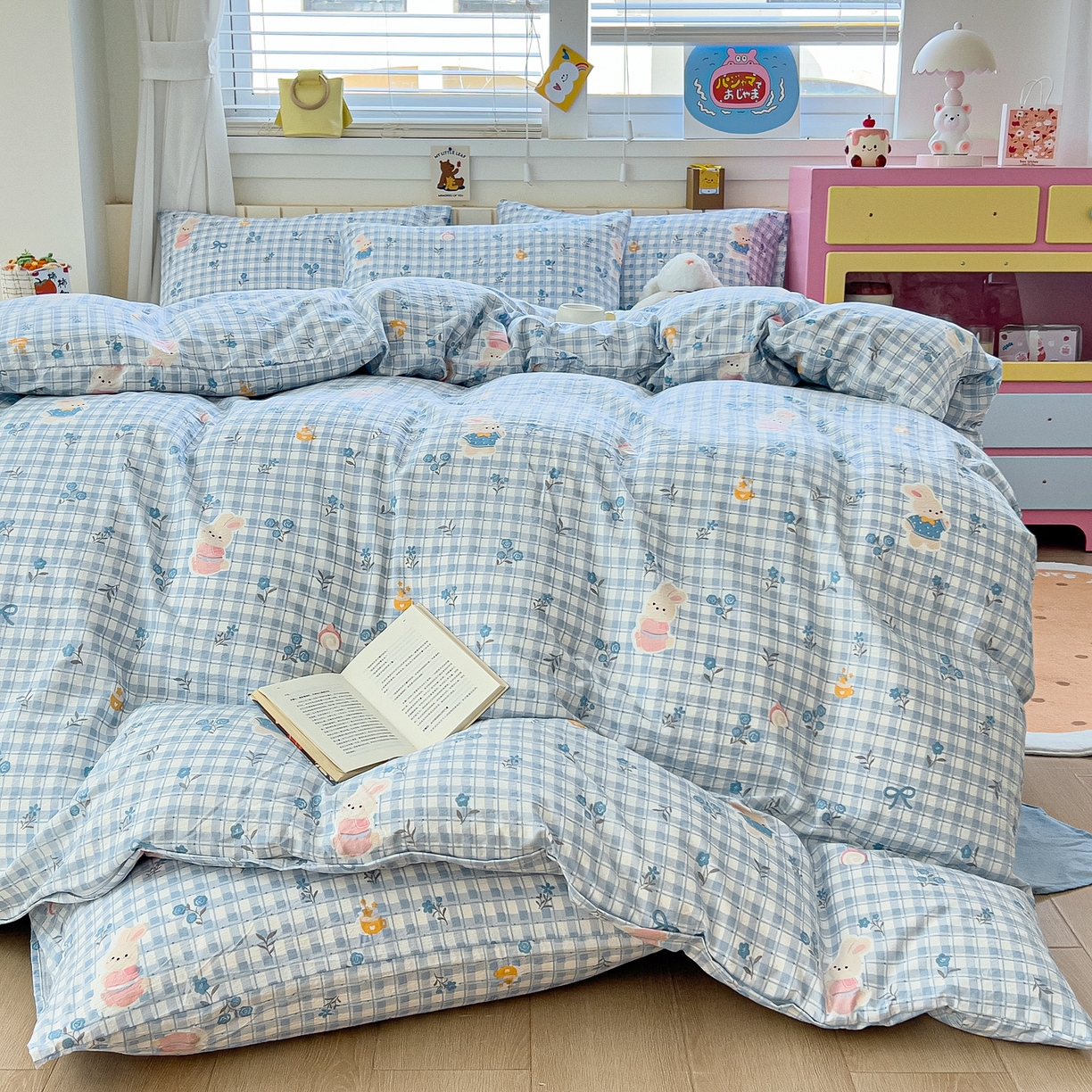 91家纺网 家纺一手货源 找家纺 找底底家纺 2026新款泡泡棉小清新双层纱床裙款四件套 雾兰格兔