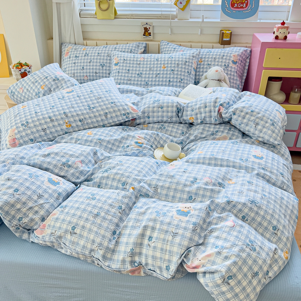 91家纺网 家纺一手货源 找家纺 找底底家纺 2026新款泡泡棉小清新双层纱床裙款四件套 雾兰格兔