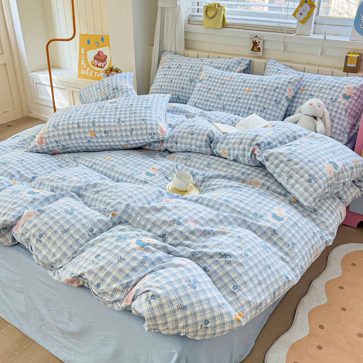 91家纺网 家纺一手货源 找家纺 找底底家纺 2026新款泡泡棉小清新双层纱床裙款四件套 雾兰格兔