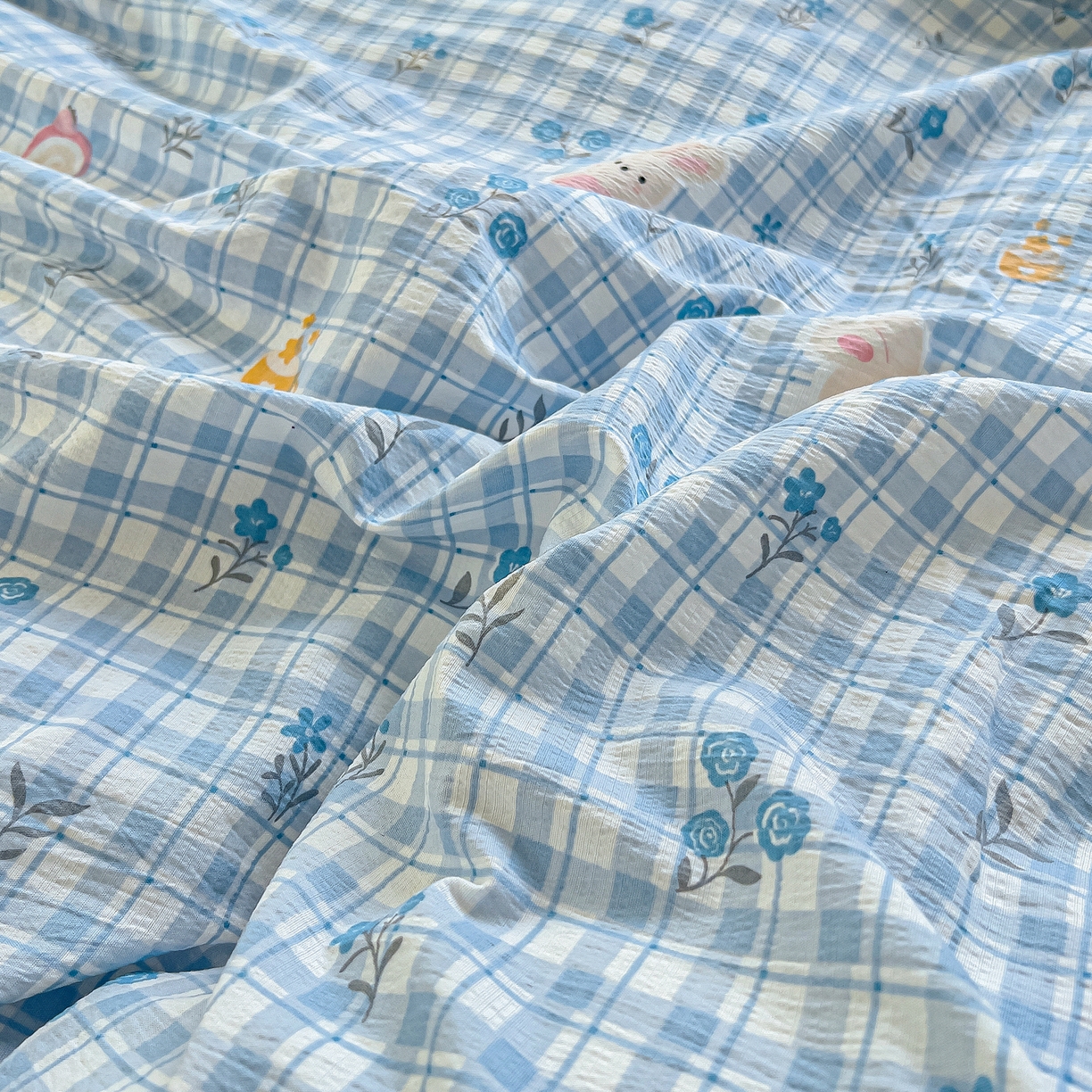 91家纺网 家纺一手货源 找家纺 找底底家纺 2026新款泡泡棉小清新双层纱床裙款四件套 雾兰格兔