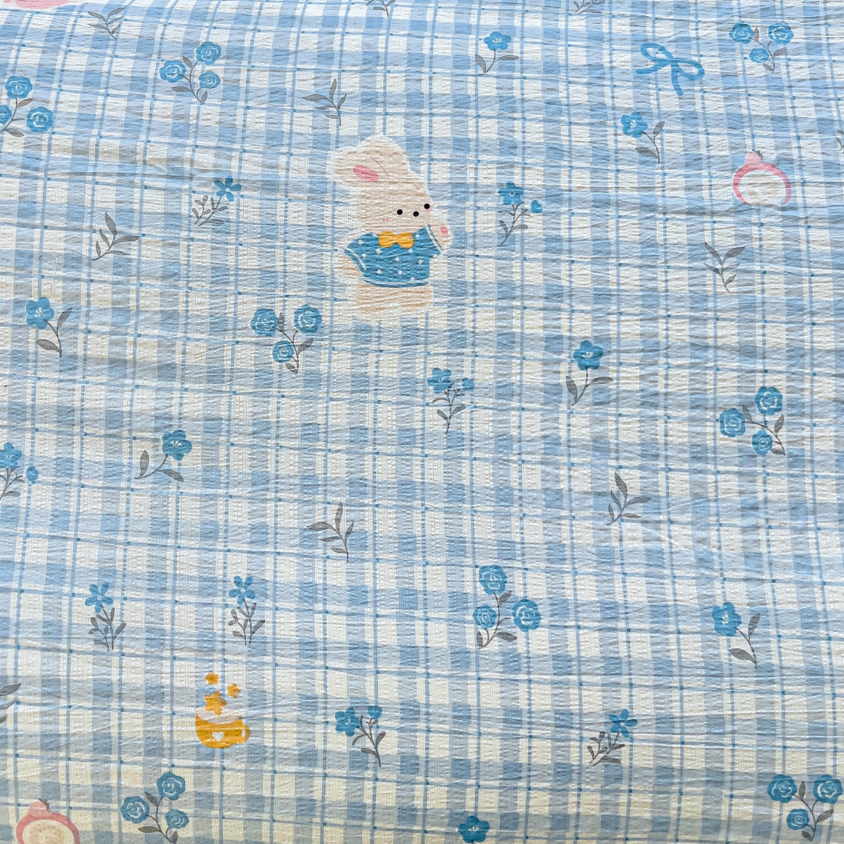 91家纺网 家纺一手货源 找家纺 找底底家纺 2026新款泡泡棉小清新双层纱床裙款四件套 雾兰格兔