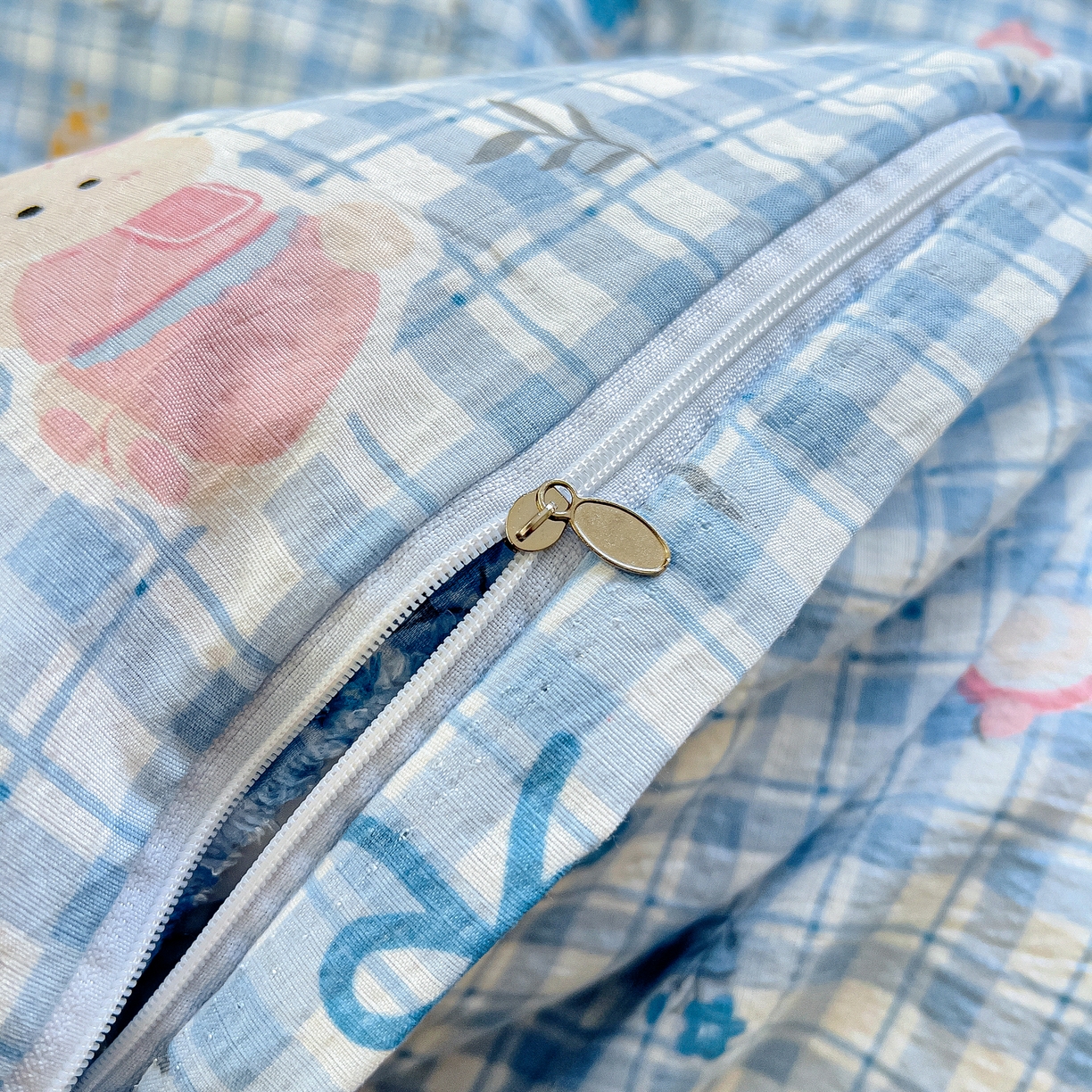 91家纺网 家纺一手货源 找家纺 找底底家纺 2026新款泡泡棉小清新双层纱床裙款四件套 雾兰格兔