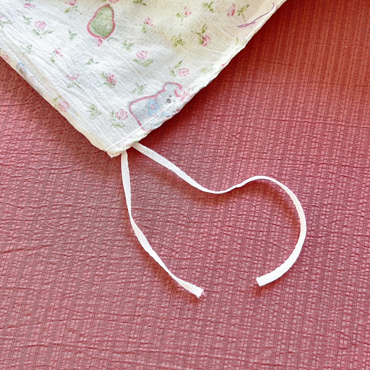 91家纺网 家纺一手货源 找家纺 找底底家纺 2026新款泡泡棉小清新双层纱床裙款四件套 西高地