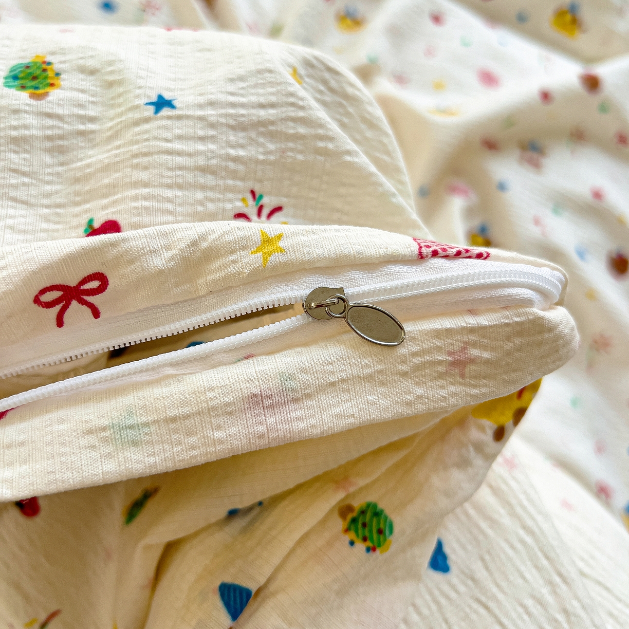 91家纺网 家纺一手货源 找家纺 找底底家纺 2026新款泡泡棉小清新双层纱床裙款四件套 小确幸