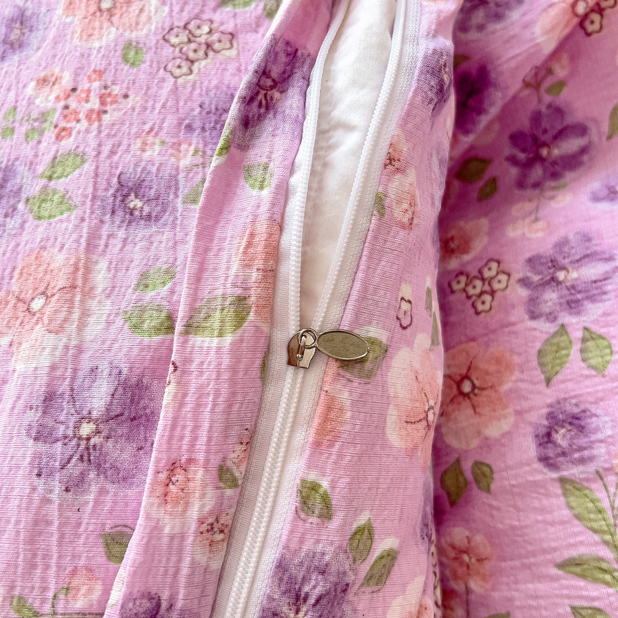 91家纺网 家纺一手货源 找家纺 找底底家纺 2026新款泡泡棉小清新双层纱床裙款四件套 小若欢