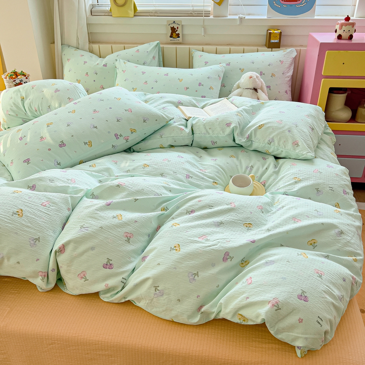 91家纺网 家纺一手货源 找家纺 找底底家纺 2026新款泡泡棉小清新双层纱床裙款四件套 小樱桃