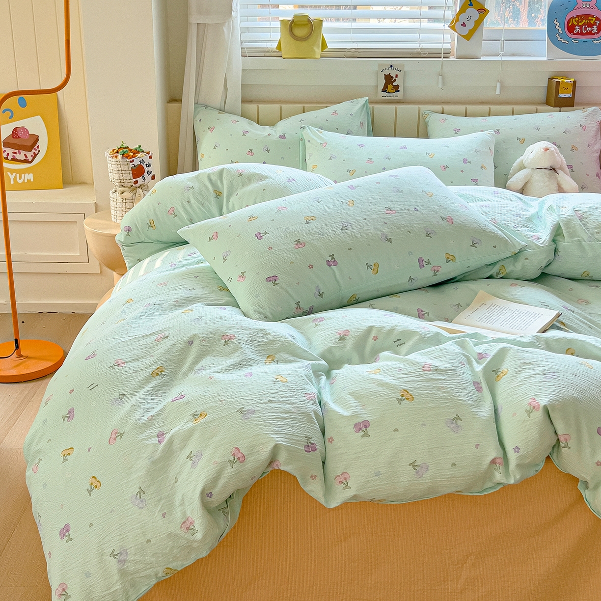 91家纺网 家纺一手货源 找家纺 找底底家纺 2026新款泡泡棉小清新双层纱床裙款四件套 小樱桃