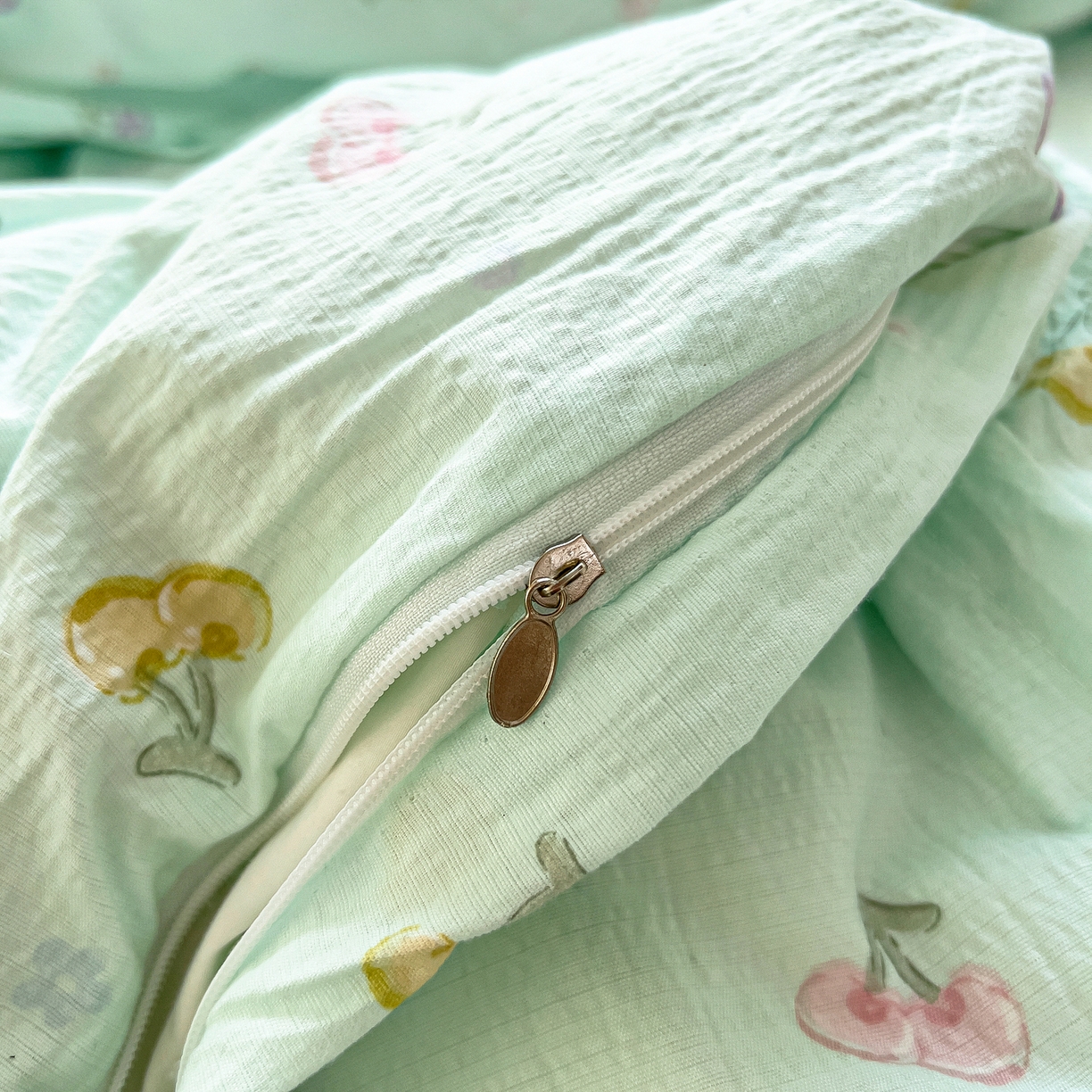 91家纺网 家纺一手货源 找家纺 找底底家纺 2026新款泡泡棉小清新双层纱床裙款四件套 小樱桃