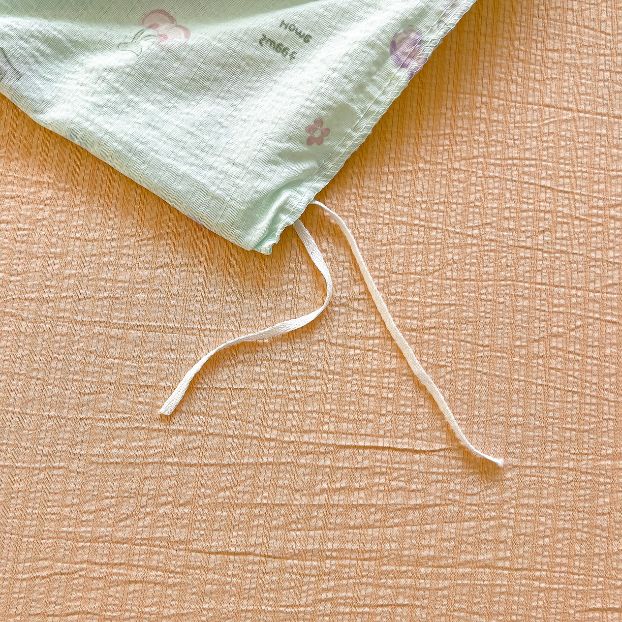 91家纺网 家纺一手货源 找家纺 找底底家纺 2026新款泡泡棉小清新双层纱床裙款四件套 小樱桃