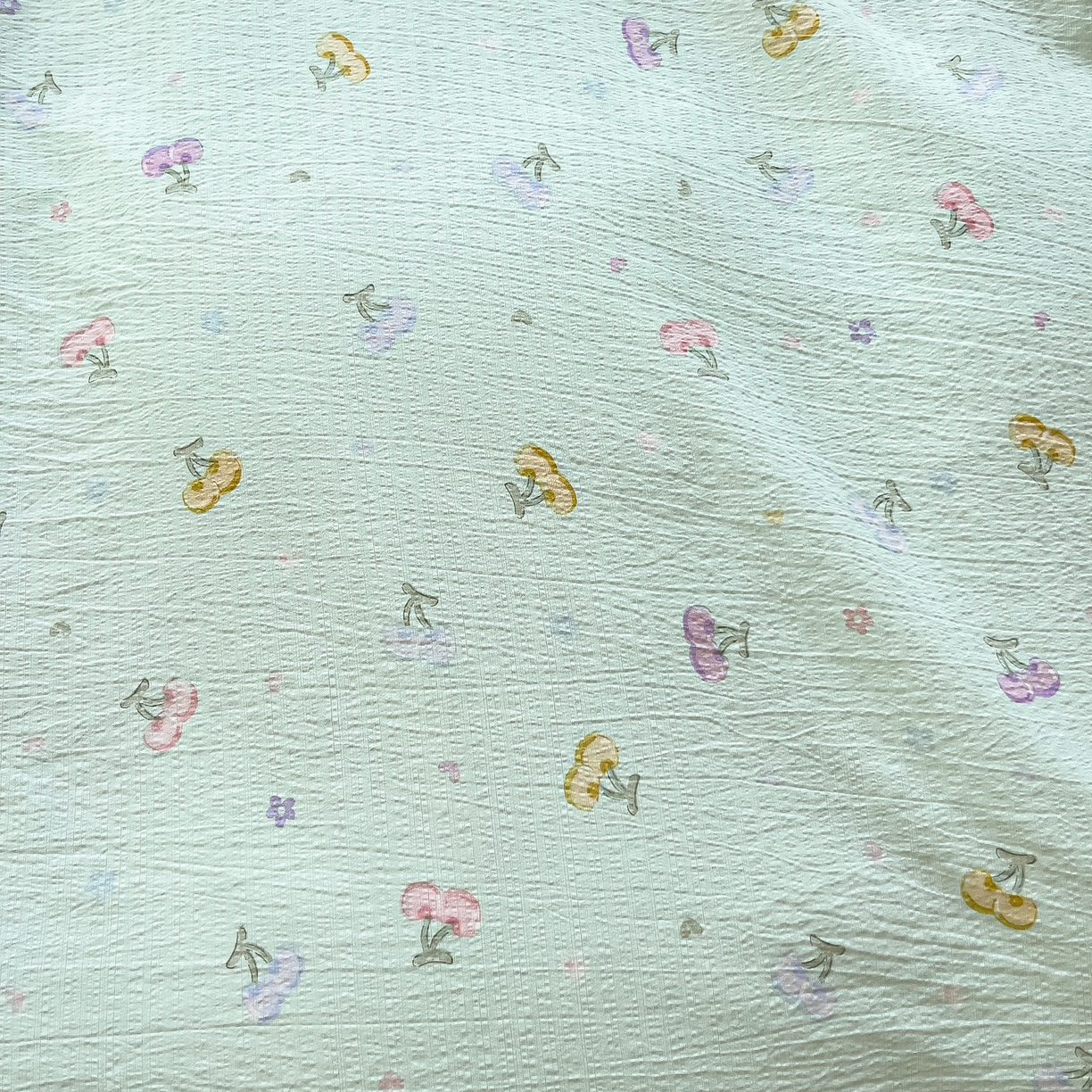 91家纺网 家纺一手货源 找家纺 找底底家纺 2026新款泡泡棉小清新双层纱床裙款四件套 小樱桃