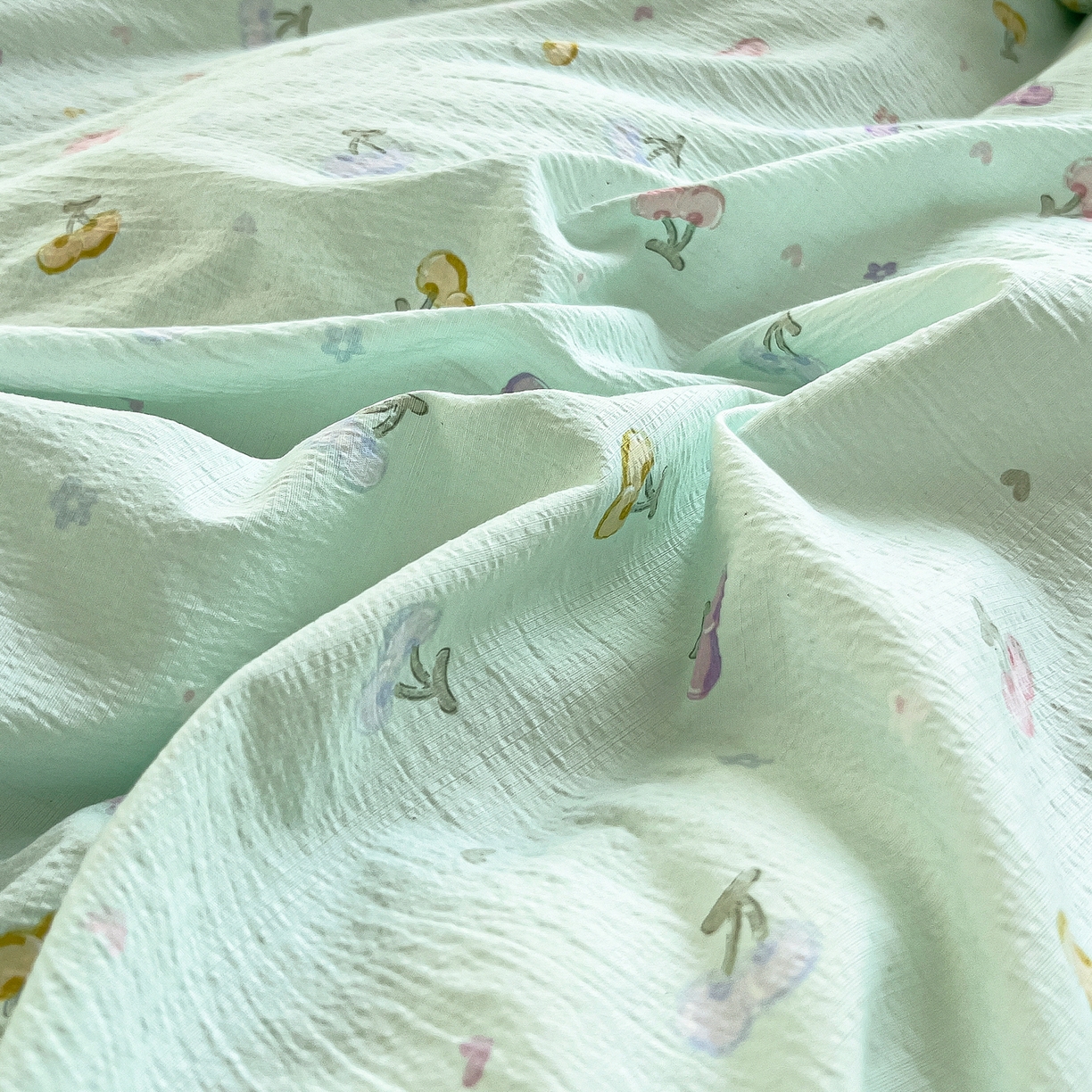 91家纺网 家纺一手货源 找家纺 找底底家纺 2026新款泡泡棉小清新双层纱床裙款四件套 小樱桃