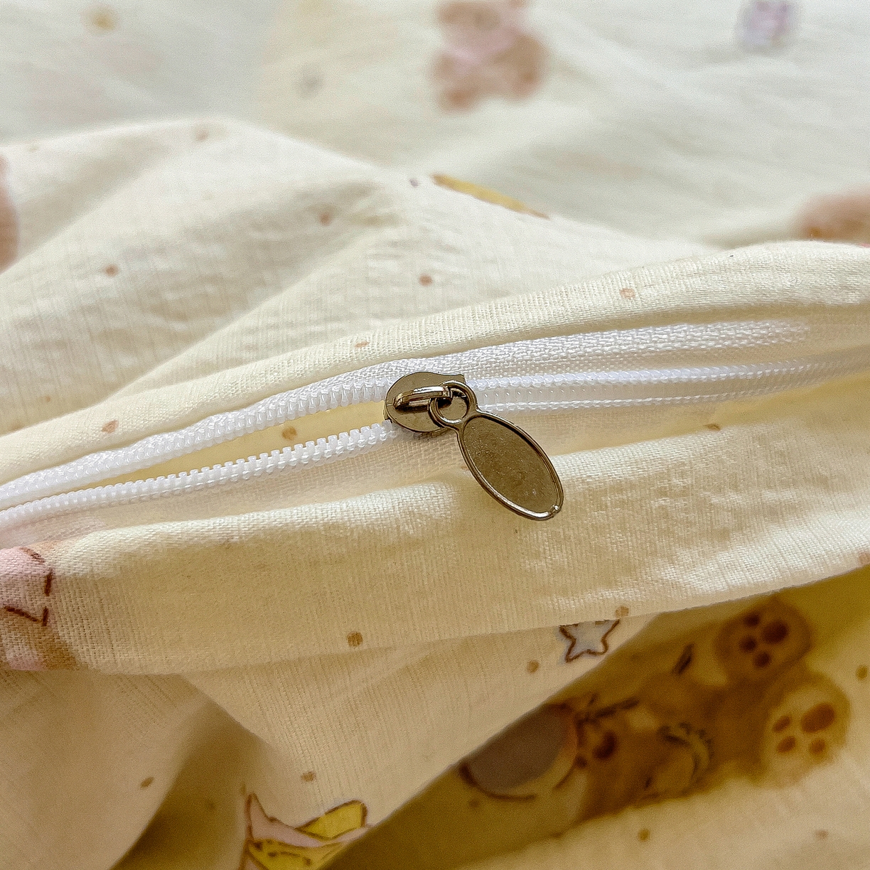 91家纺网 家纺一手货源 找家纺 找底底家纺 2026新款泡泡棉小清新双层纱床裙款四件套 熊仔