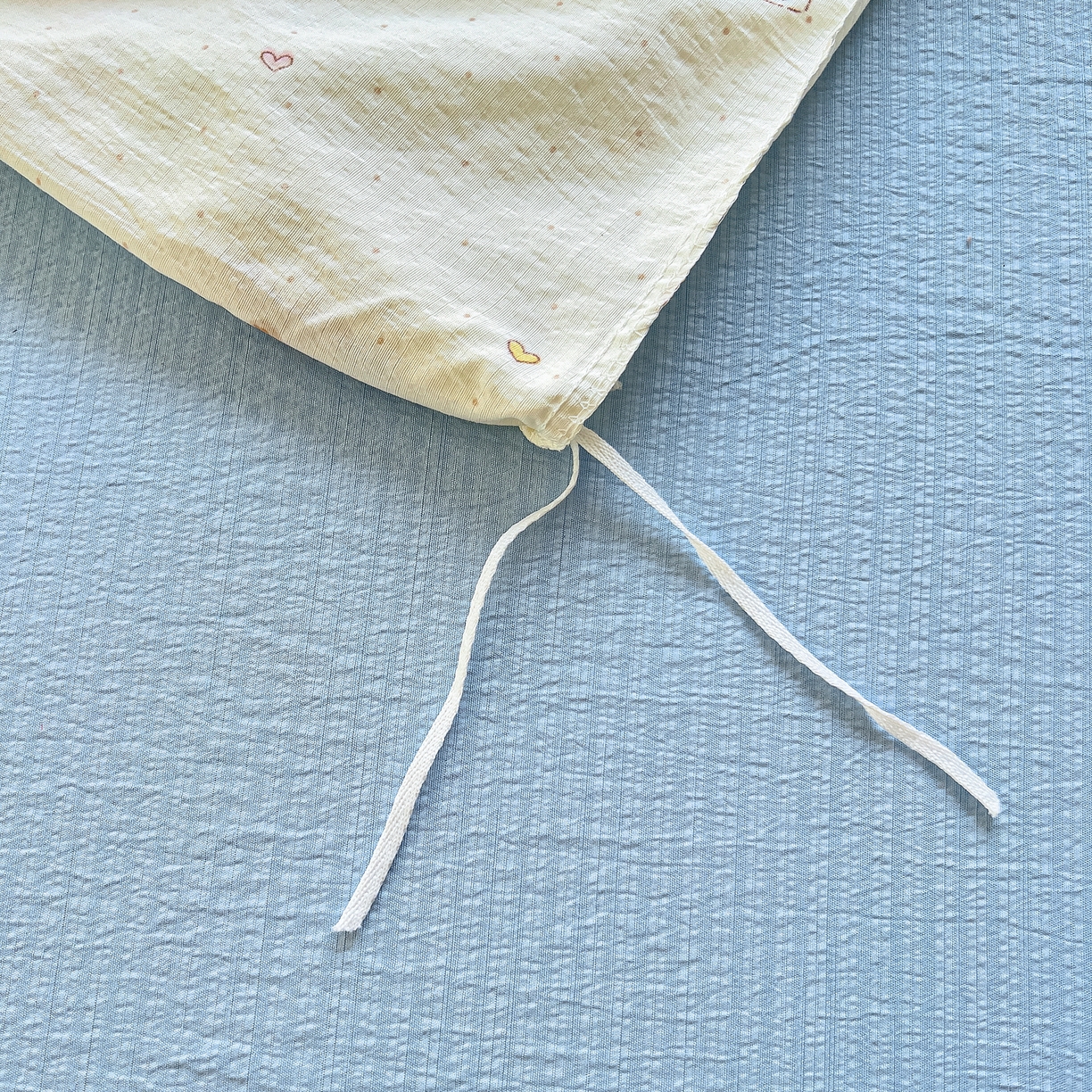 91家纺网 家纺一手货源 找家纺 找底底家纺 2026新款泡泡棉小清新双层纱床裙款四件套 熊仔