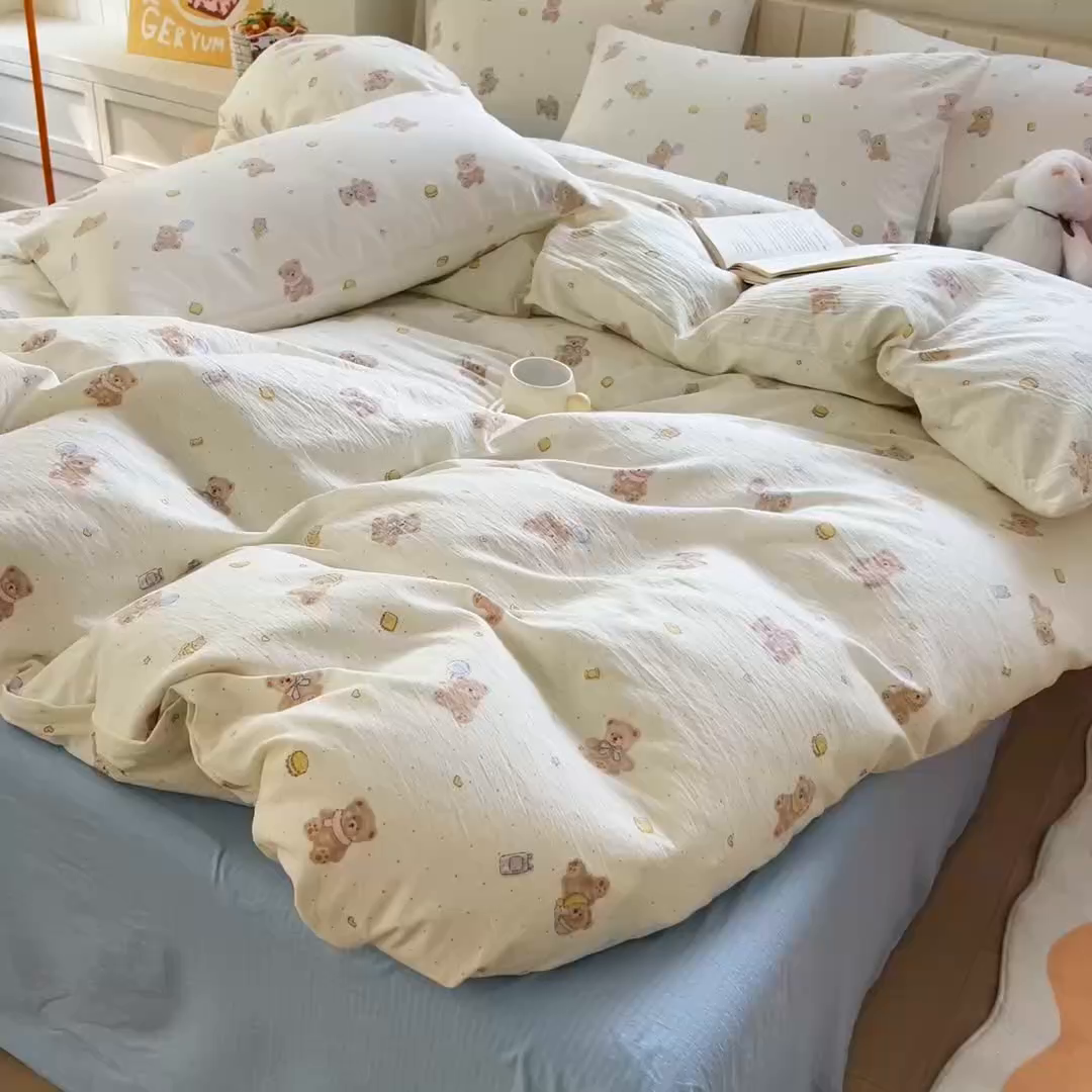 91家纺网 家纺一手货源 找家纺 找底底家纺 2026新款泡泡棉小清新双层纱床裙款四件套 熊仔