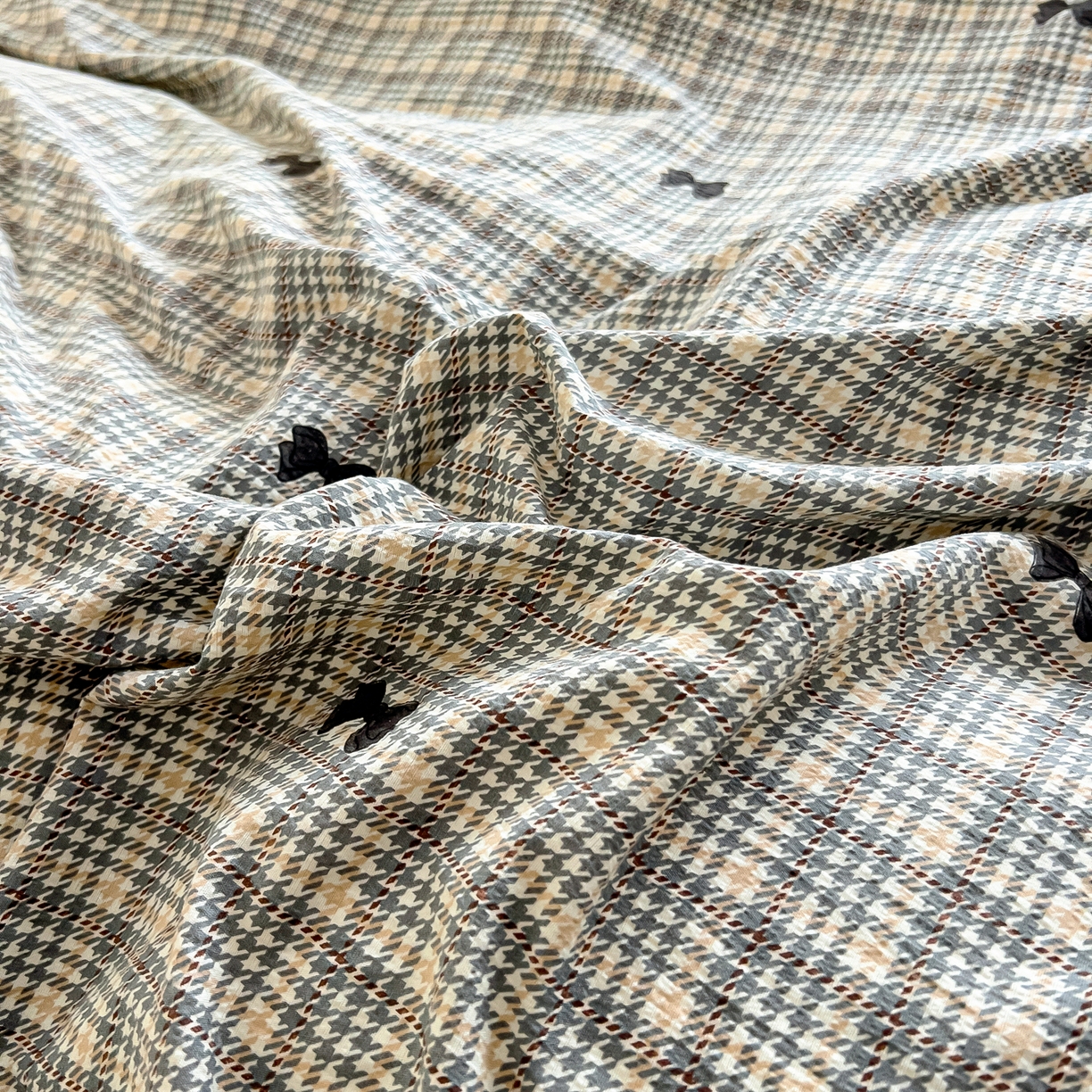 91家纺网 家纺一手货源 找家纺 找底底家纺 2026新款泡泡棉小清新双层纱床裙款四件套 遇见-格桔