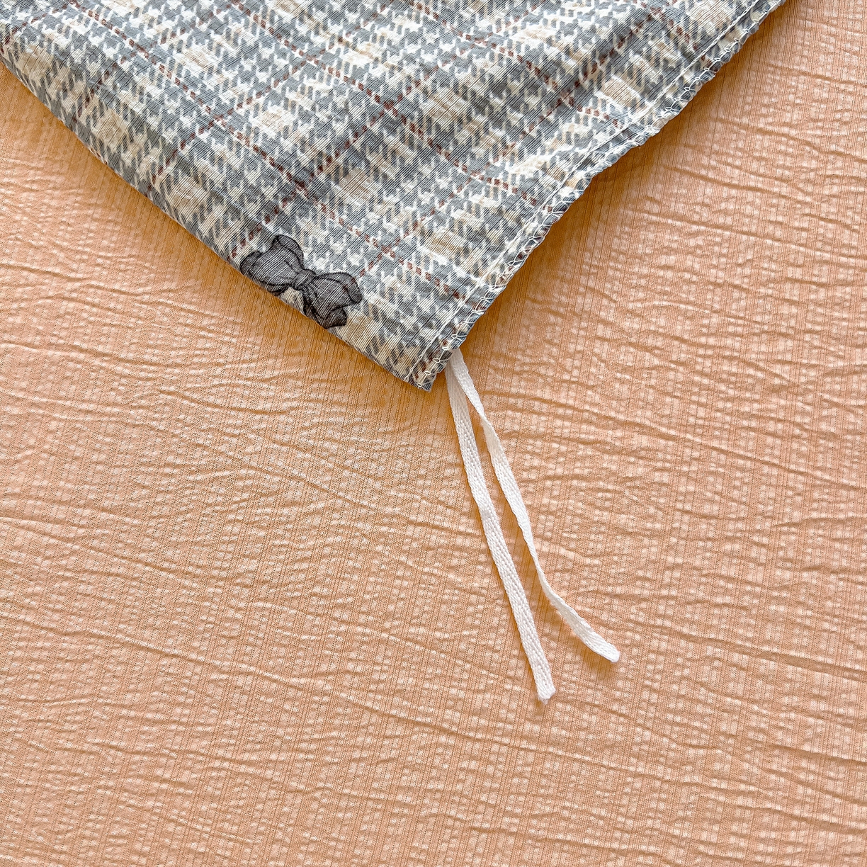 91家纺网 家纺一手货源 找家纺 找底底家纺 2026新款泡泡棉小清新双层纱床裙款四件套 遇见-格桔