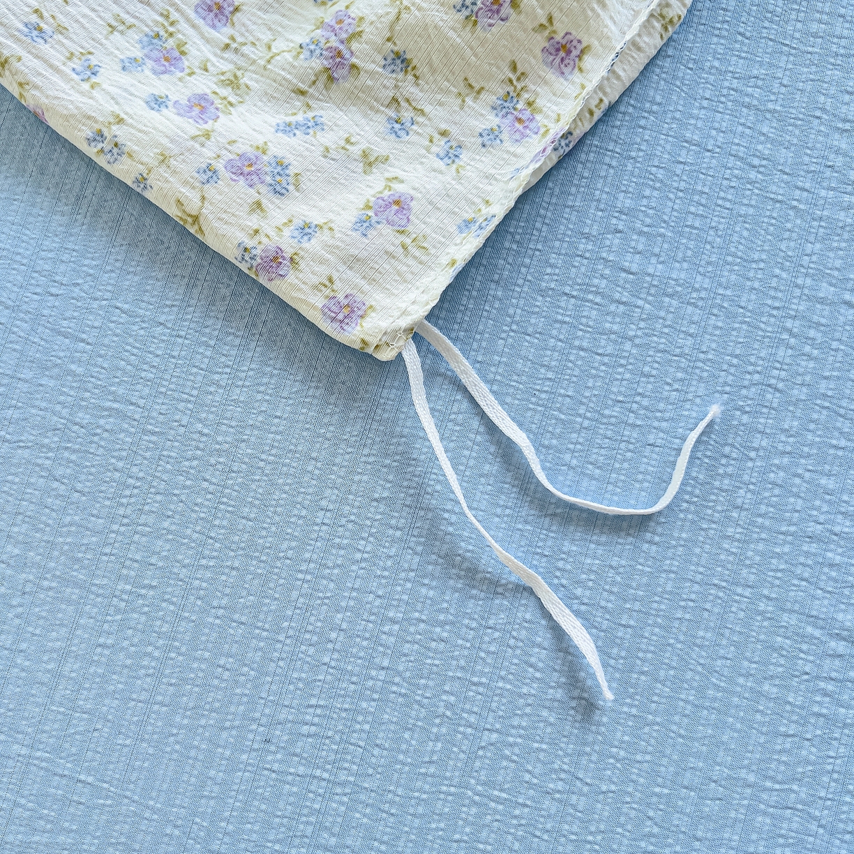 91家纺网 家纺一手货源 找家纺 找底底家纺 2026新款泡泡棉小清新双层纱床裙款四件套 紫蕊奶芙