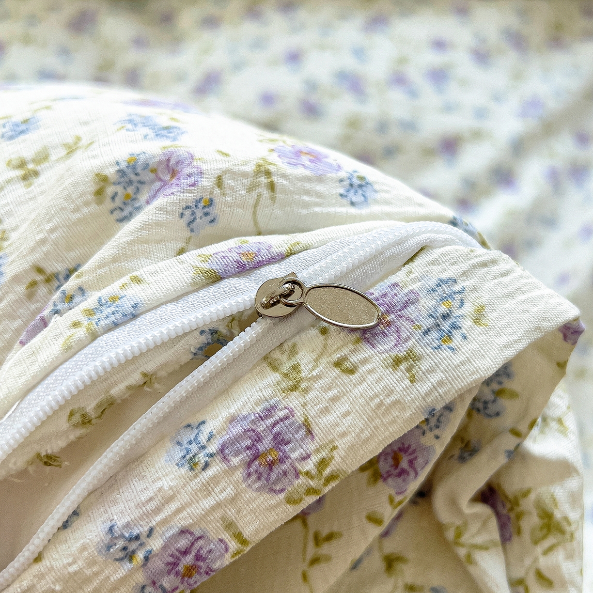 91家纺网 家纺一手货源 找家纺 找底底家纺 2026新款泡泡棉小清新双层纱床裙款四件套 紫蕊奶芙