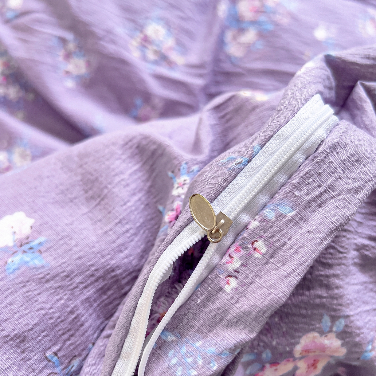 91家纺网 家纺一手货源 找家纺 找底底家纺 2026新款泡泡棉小清新双层纱床裙款四件套 紫苏