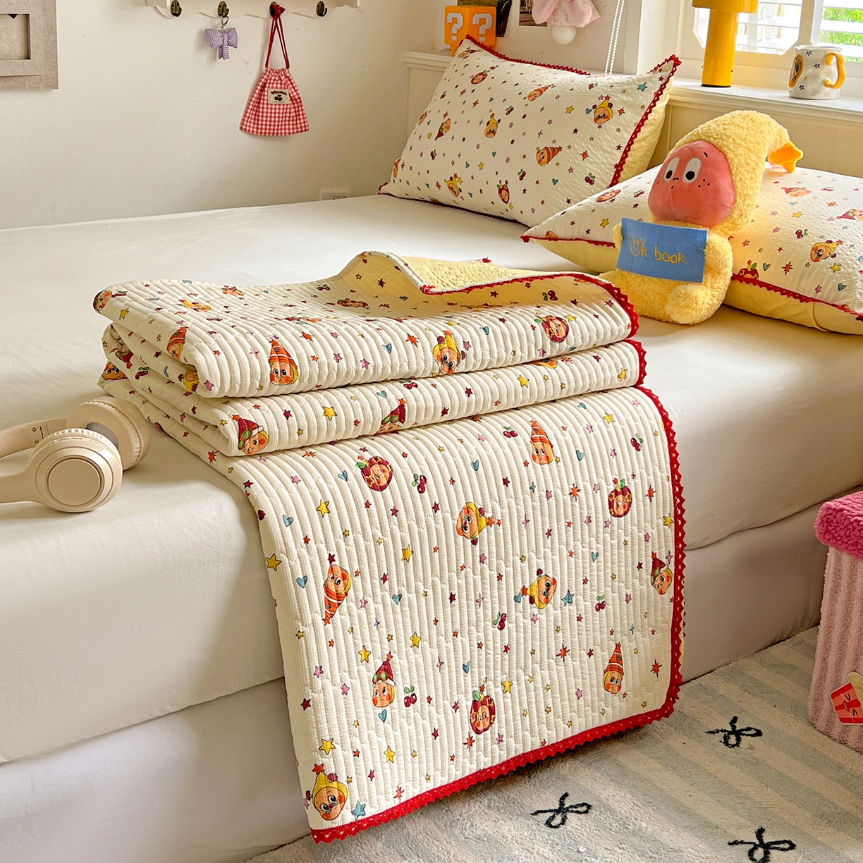 91家纺网 家纺一手货源 找家纺 恒尚居 2026新款A类泡芙纱床盖四套件泡芙棉双层纱小花边床垫床褥 奶黄星星人小花边