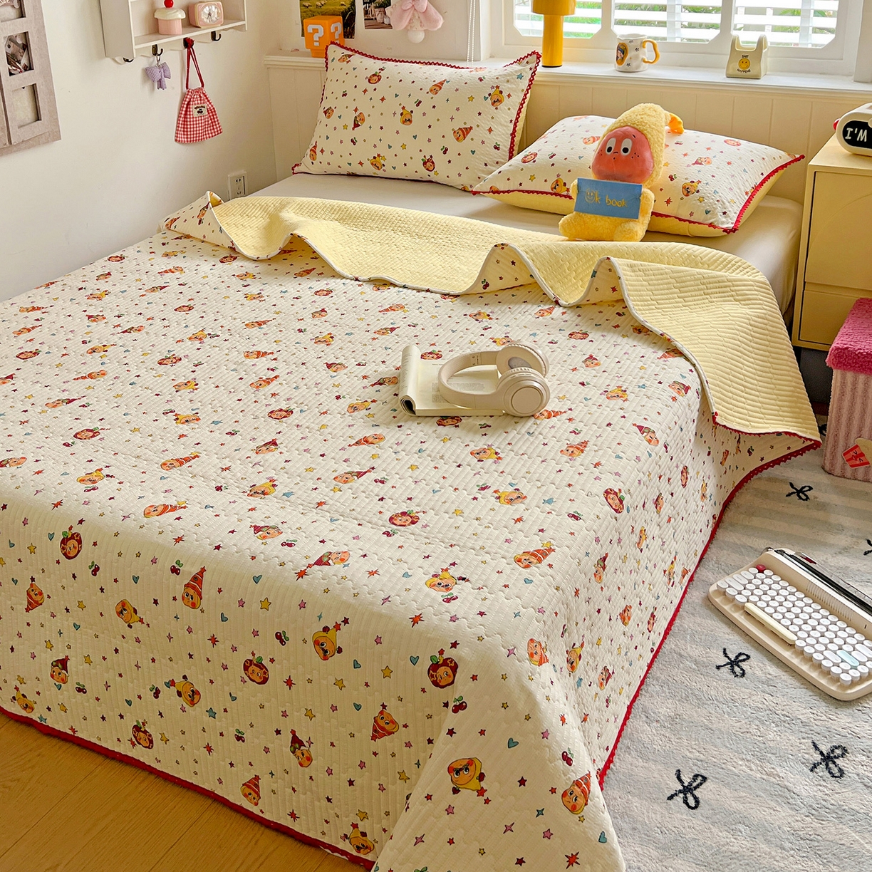 91家纺网 家纺一手货源 找家纺 恒尚居 2026新款A类泡芙纱床盖四套件泡芙棉双层纱小花边床垫床褥 奶黄星星人小花边