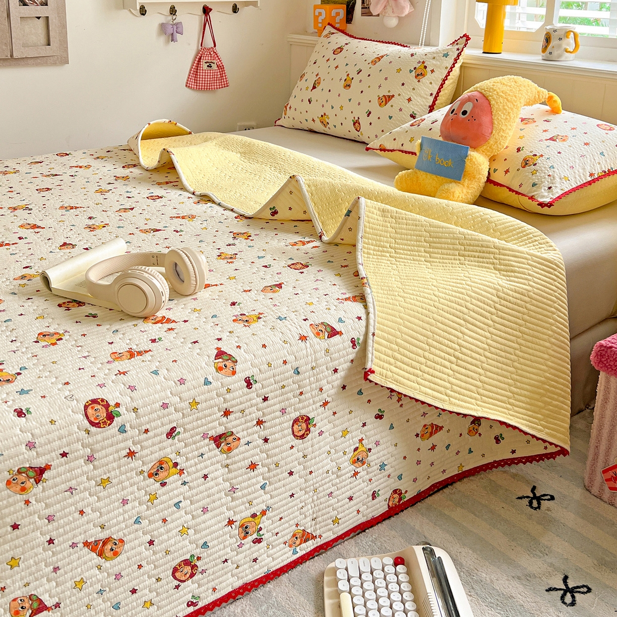 91家纺网 家纺一手货源 找家纺 恒尚居 2026新款A类泡芙纱床盖四套件泡芙棉双层纱小花边床垫床褥 奶黄星星人小花边