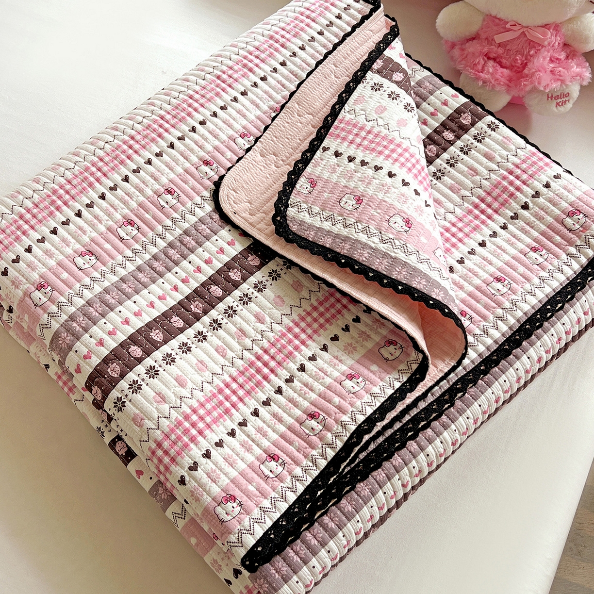 91家纺网 家纺一手货源 找家纺 恒尚居 2026新款A类泡芙纱床盖四套件泡芙棉双层纱小花边床垫床褥 粉糖泡泡猫小花边