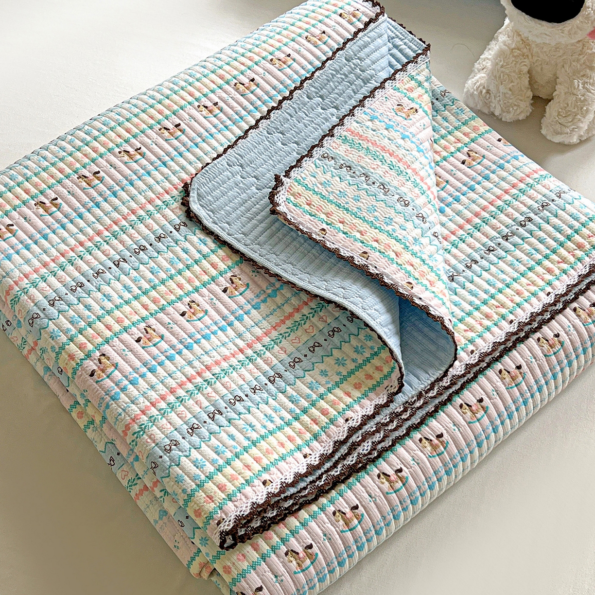 91家纺网 家纺一手货源 找家纺 恒尚居 2026新款A类泡芙纱床盖四套件泡芙棉双层纱小花边床垫床褥 彩虹木马小花边