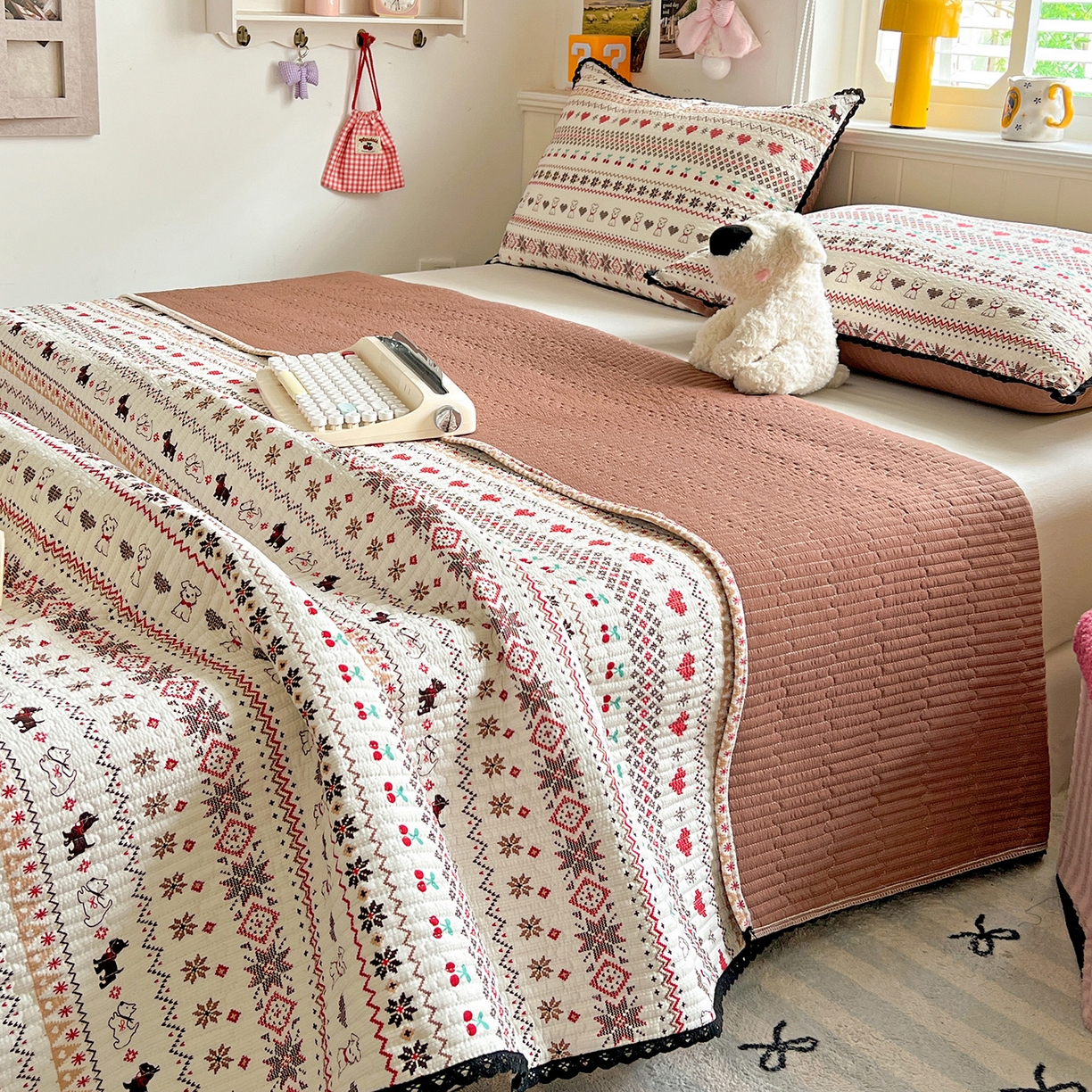 91家纺网 家纺一手货源 找家纺 恒尚居 2026新款A类泡芙纱床盖四套件泡芙棉双层纱小花边床垫床褥 费尔岛小狗小花边