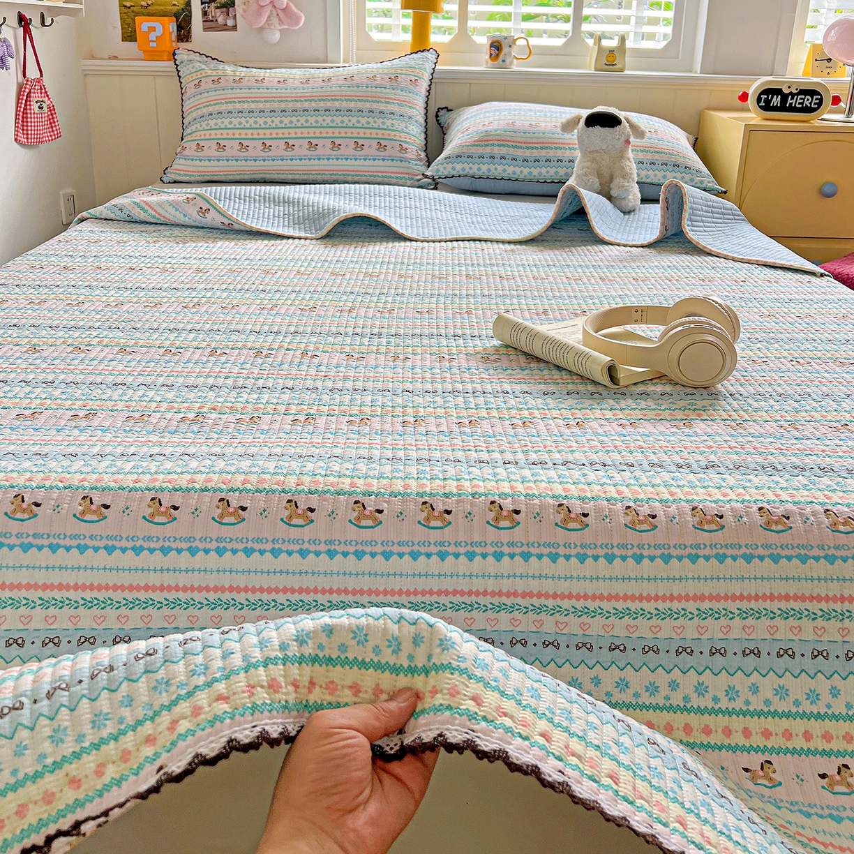 91家纺网 家纺一手货源 找家纺 恒尚居 2026新款A类泡芙纱床盖四套件泡芙棉双层纱小花边床垫床褥 彩虹木马小花边