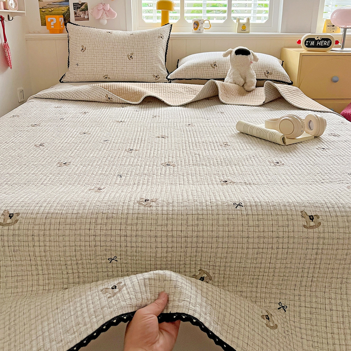 91家纺网 家纺一手货源 找家纺 恒尚居 2026新款A类泡芙纱床盖四套件泡芙棉双层纱小花边床垫床褥 细格木马小花边