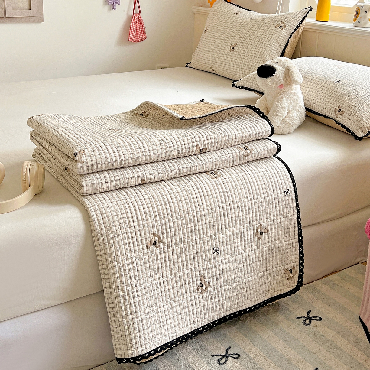 91家纺网 家纺一手货源 找家纺 恒尚居 2026新款A类泡芙纱床盖四套件泡芙棉双层纱小花边床垫床褥 细格木马小花边