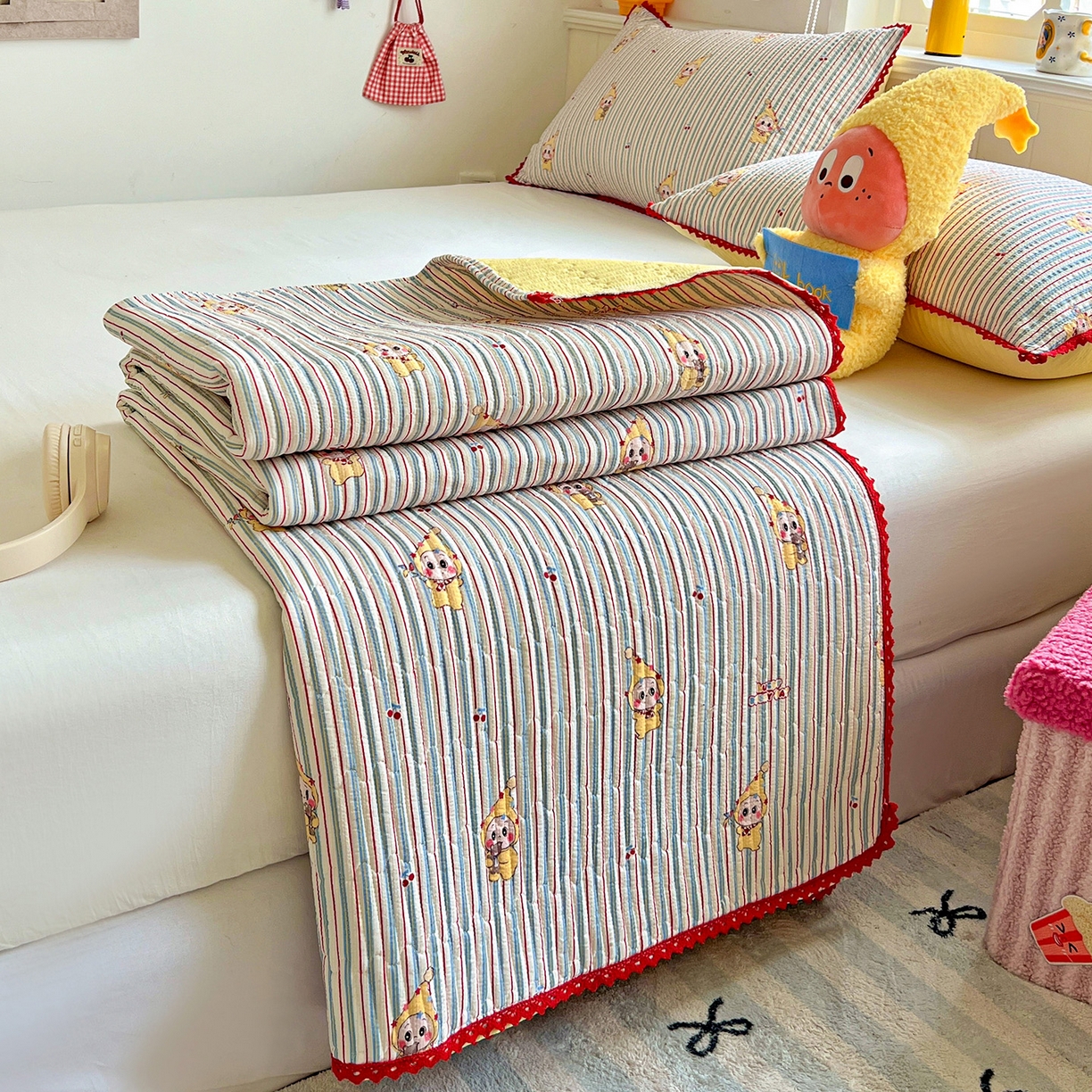 91家纺网 家纺一手货源 找家纺 恒尚居 2026新款A类泡芙纱床盖四套件泡芙棉双层纱小花边床垫床褥 阳光条纹小花边