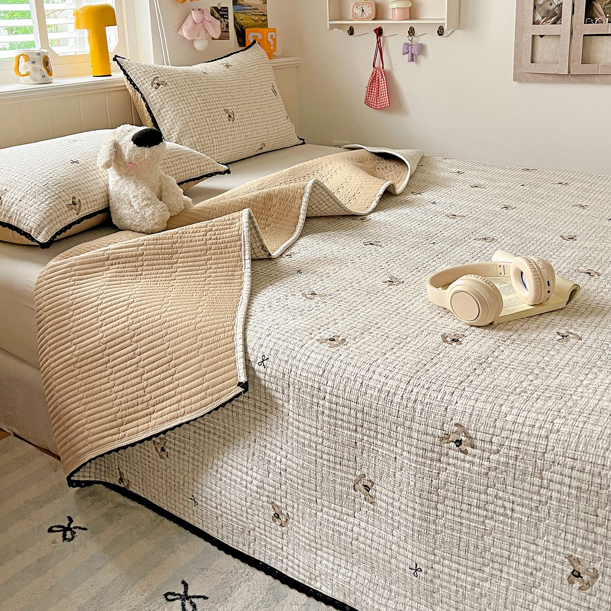 91家纺网 家纺一手货源 找家纺 恒尚居 2026新款A类泡芙纱床盖四套件泡芙棉双层纱小花边床垫床褥 细格木马小花边