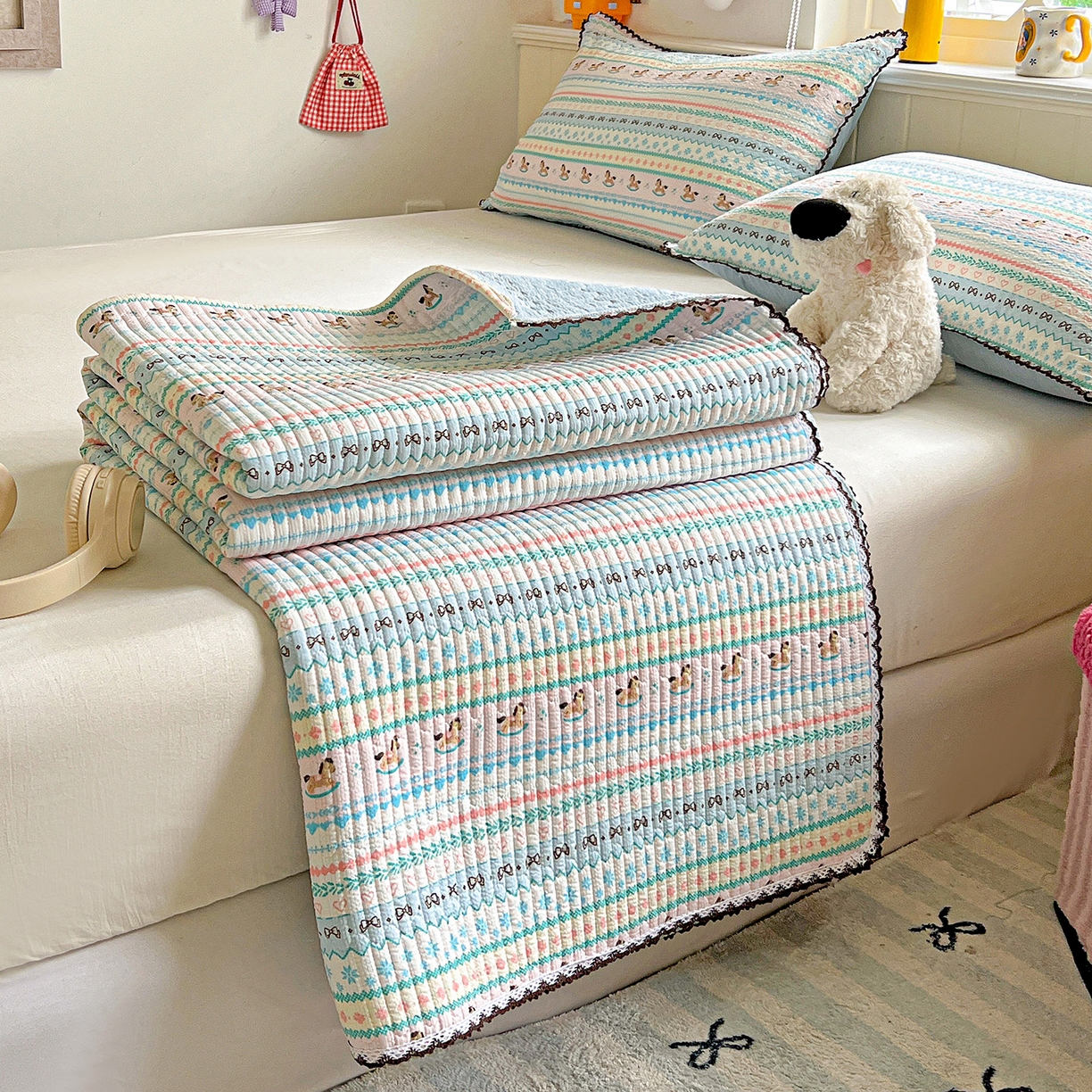 91家纺网 家纺一手货源 找家纺 恒尚居 2026新款A类泡芙纱床盖四套件泡芙棉双层纱小花边床垫床褥 彩虹木马小花边