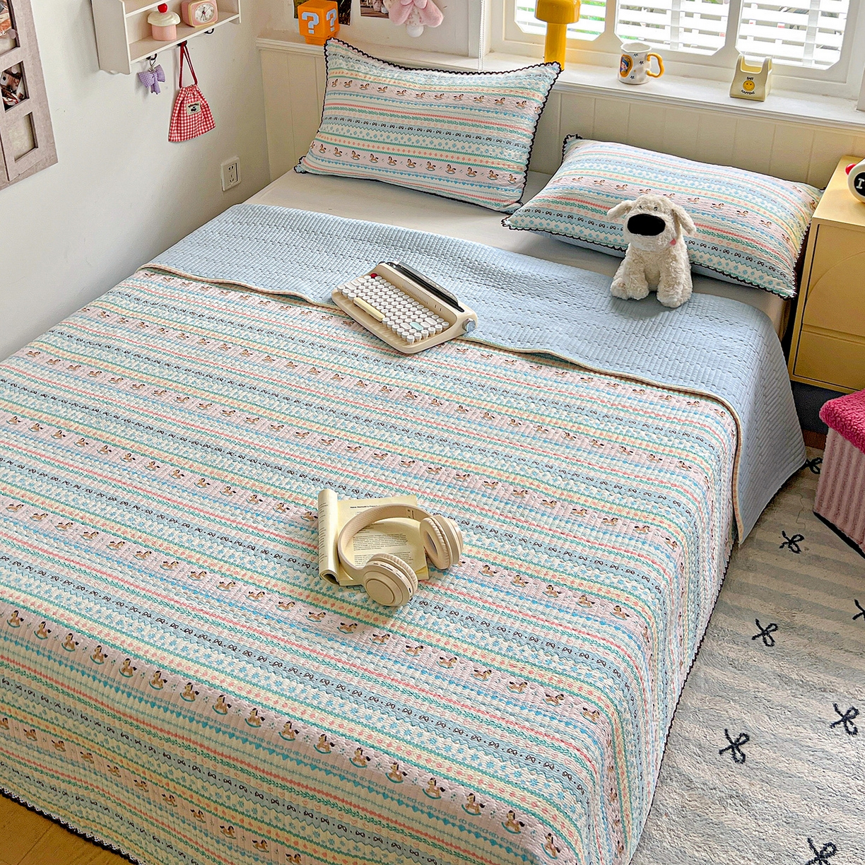 91家纺网 家纺一手货源 找家纺 恒尚居 2026新款A类泡芙纱床盖四套件泡芙棉双层纱小花边床垫床褥 彩虹木马小花边