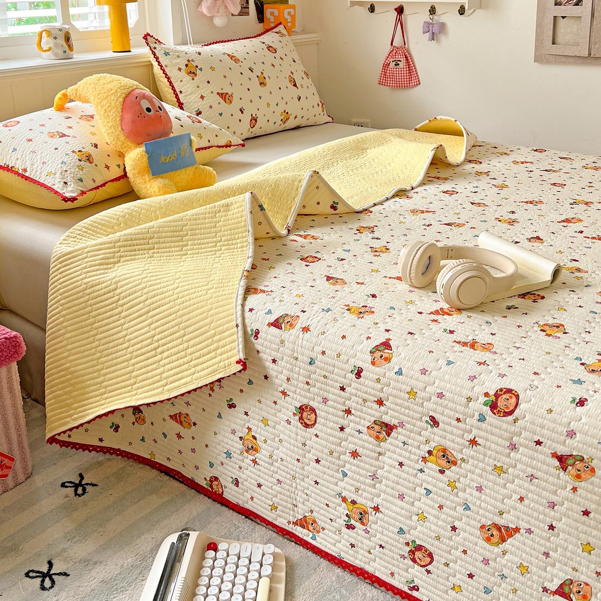 91家纺网 家纺一手货源 找家纺 恒尚居 2026新款A类泡芙纱床盖四套件泡芙棉双层纱小花边床垫床褥 奶黄星星人小花边