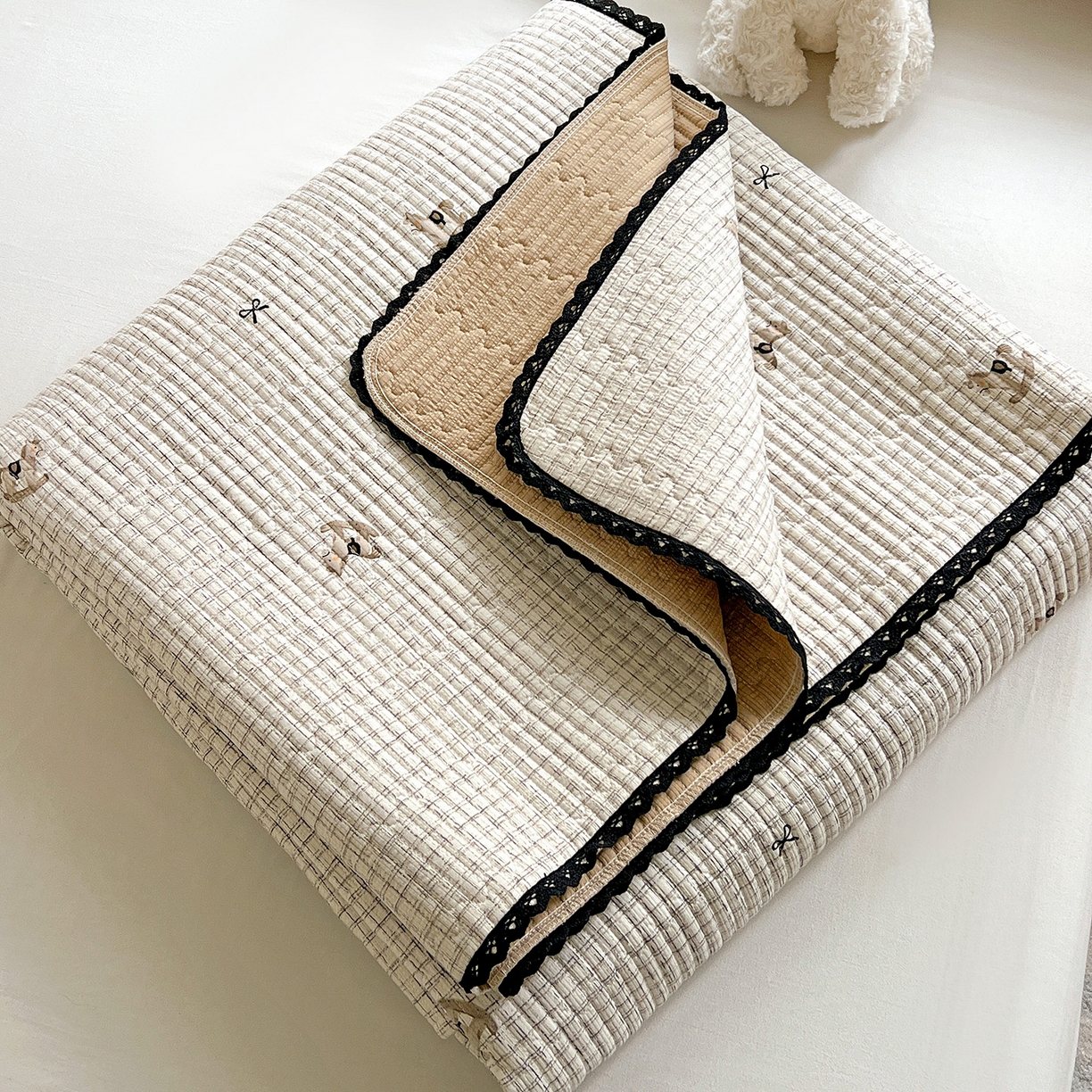 91家纺网 家纺一手货源 找家纺 恒尚居 2026新款A类泡芙纱床盖四套件泡芙棉双层纱小花边床垫床褥 细格木马小花边