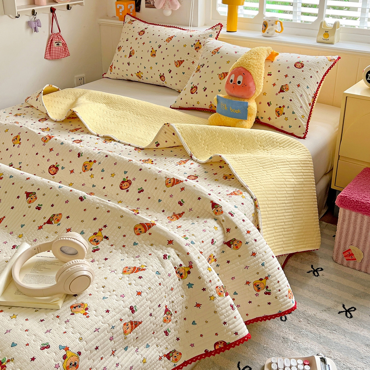 91家纺网 家纺一手货源 找家纺 恒尚居 2026新款A类泡芙纱床盖四套件泡芙棉双层纱小花边床垫床褥 奶黄星星人小花边