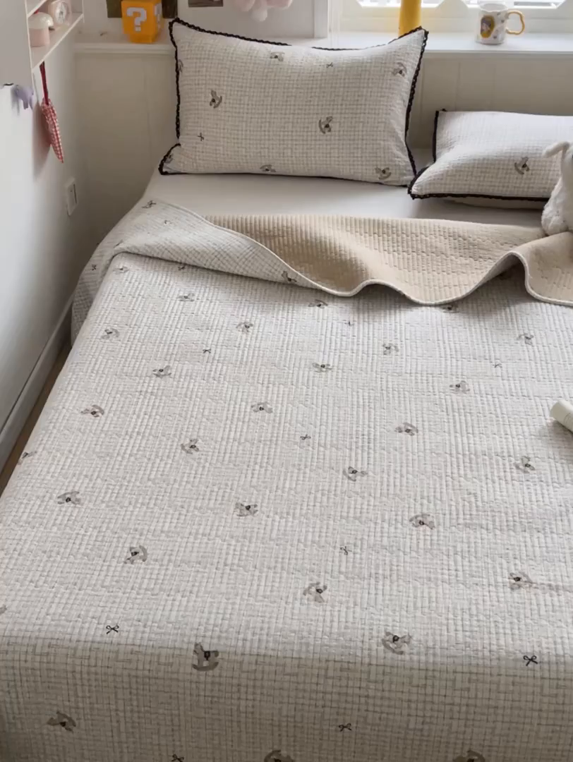 91家纺网 家纺一手货源 找家纺 恒尚居 2026新款A类泡芙纱床盖四套件泡芙棉双层纱小花边床垫床褥 细格木马小花边