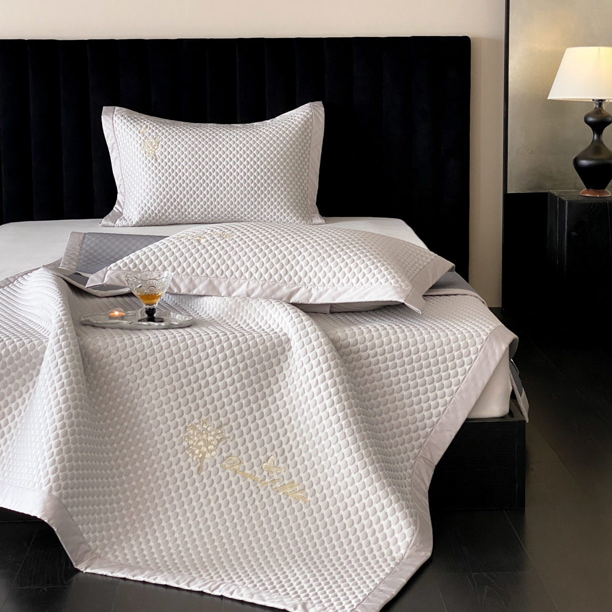 91家纺网 家纺一手货源 找家纺 云栖家居 2026新款春夏凉豆豆PE冰感凉席席子全棉宽边软平席-铃兰 铃兰-灰