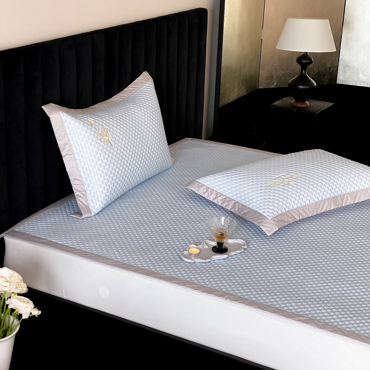 91家纺网 家纺一手货源 找家纺 云栖家居 2026新款春夏凉豆豆PE冰感凉席席子全棉宽边软平席-铃兰 铃兰-蓝