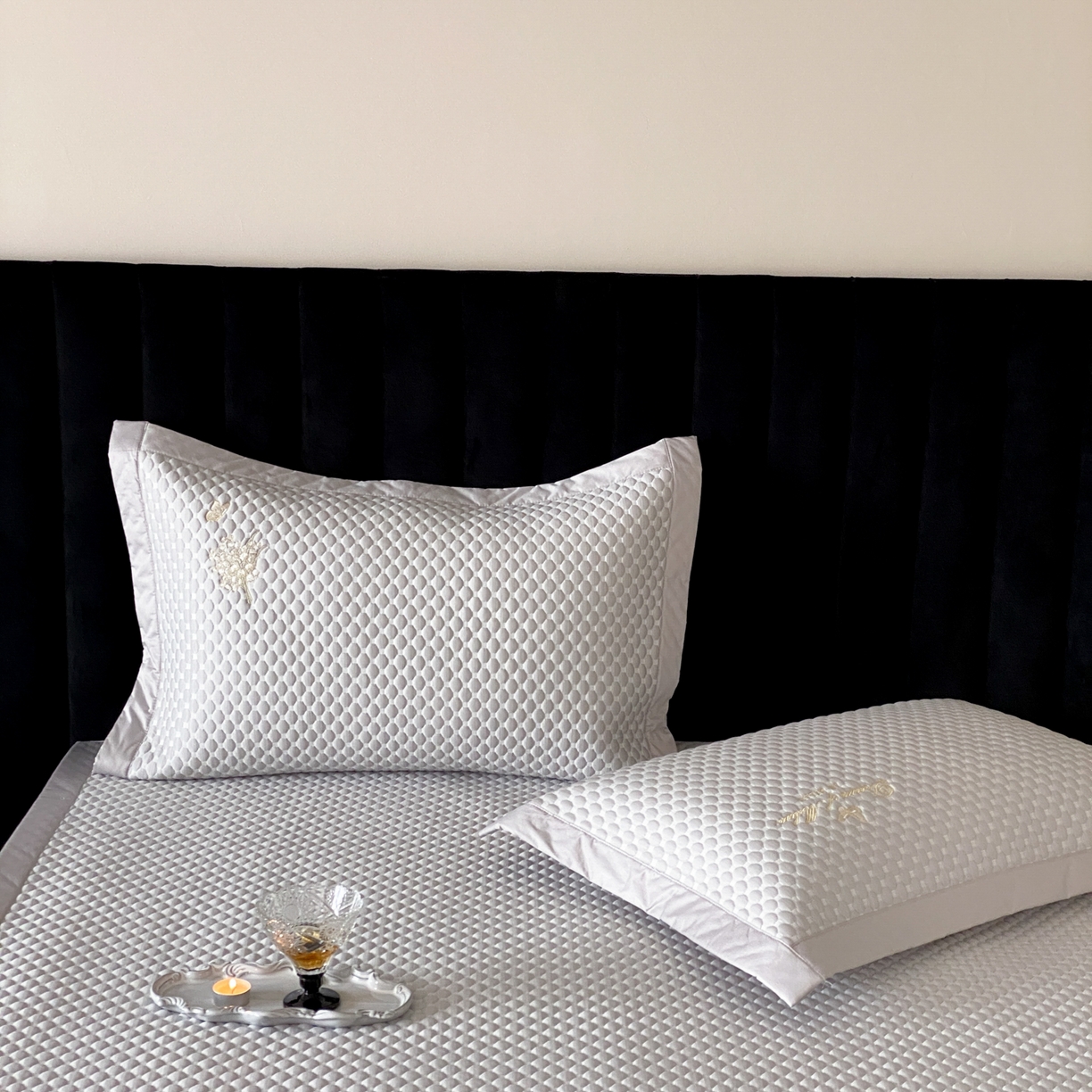 91家纺网 家纺一手货源 找家纺 云栖家居 2026新款春夏凉豆豆PE冰感凉席席子全棉宽边软平席-铃兰 铃兰-灰