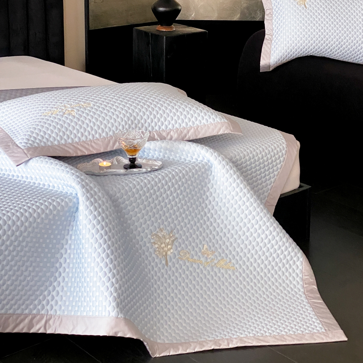 91家纺网 家纺一手货源 找家纺 云栖家居 2026新款春夏凉豆豆PE冰感凉席席子全棉宽边软平席-铃兰 铃兰-蓝