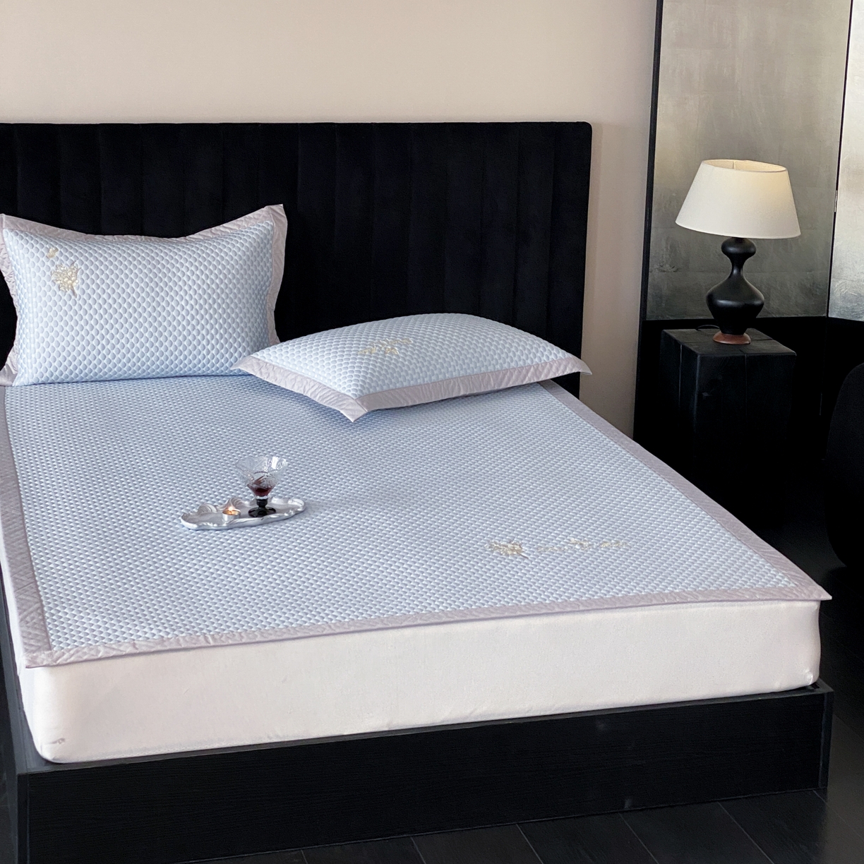 91家纺网 家纺一手货源 找家纺 云栖家居 2026新款春夏凉豆豆PE冰感凉席席子全棉宽边软平席-铃兰 铃兰-蓝