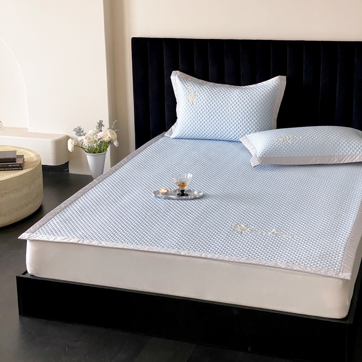 91家纺网 家纺一手货源 找家纺 云栖家居 2026新款春夏凉豆豆PE冰感凉席席子全棉宽边软平席-铃兰 铃兰-蓝