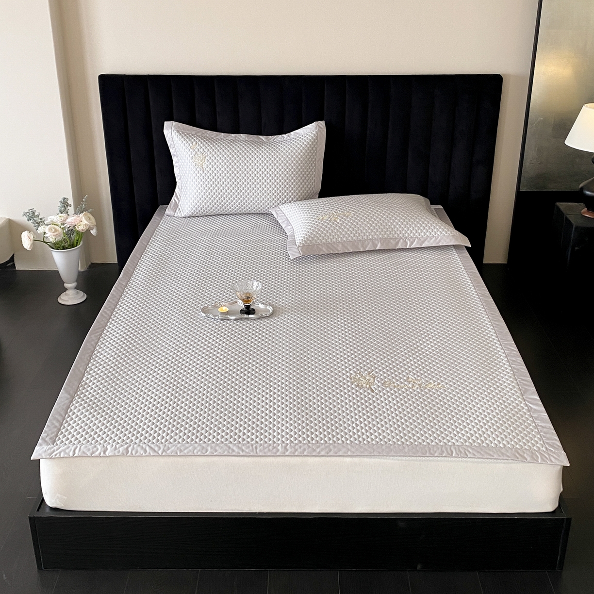 91家纺网 家纺一手货源 找家纺 云栖家居 2026新款春夏凉豆豆PE冰感凉席席子全棉宽边软平席-铃兰 铃兰-灰