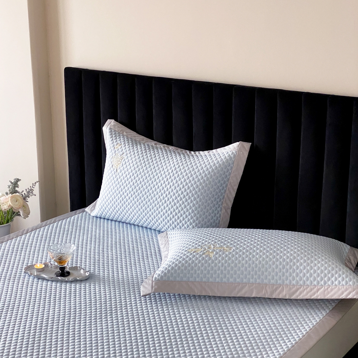 91家纺网 家纺一手货源 找家纺 云栖家居 2026新款春夏凉豆豆PE冰感凉席席子全棉宽边软平席-铃兰 铃兰-蓝